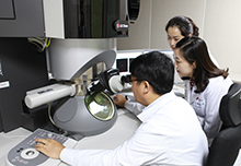 중앙연구소는 점착, 코팅, 공정, Simulation 및 분석 기술 등 핵심 기반 기술을 지속적으로 강화하여 현 사업의 경쟁력을 높이고, 신·재생 에너지, 친환경 소재, 차세대 디스플레이 소재 등의 관련 연구를 통하여 유망 미래 신사업 기회를 발굴 육성하고 있습니다. 