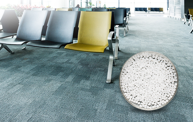 의자가 있는 대기실 공간에 타일형 카페트가 깔려있는 모습       